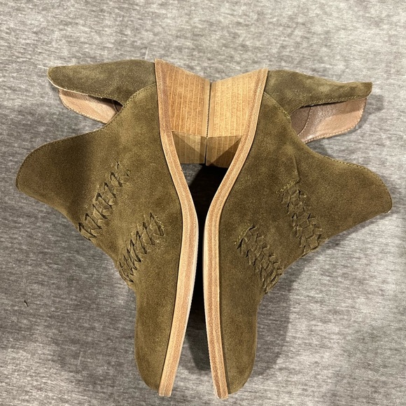 Garnet Hill green suede booties size 7. - Picture 4 of 7